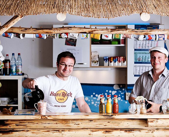 Gruppe Studierende im Cafe Aqua