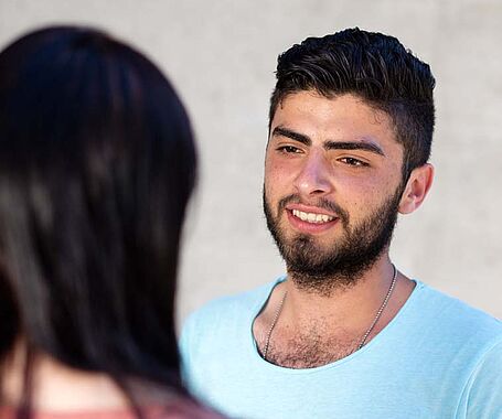 Gruppe Studierende unterhalten sich