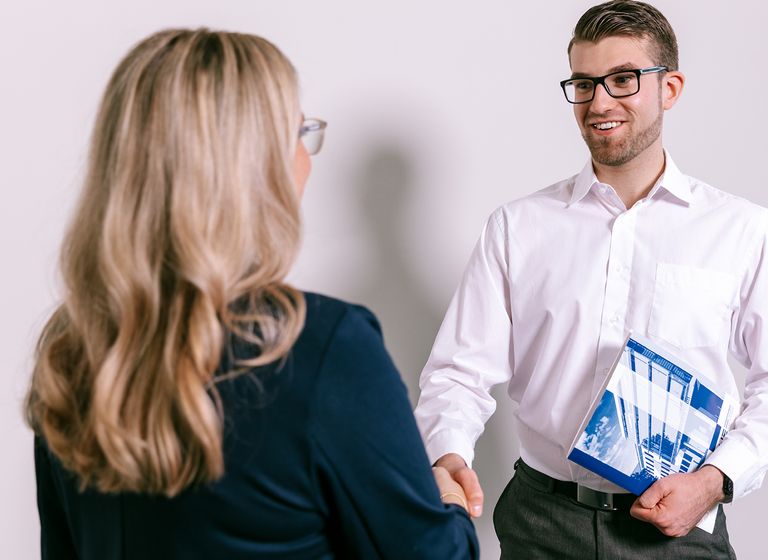 Zeugnis&uuml;bergabe von Professorin an Studierenden