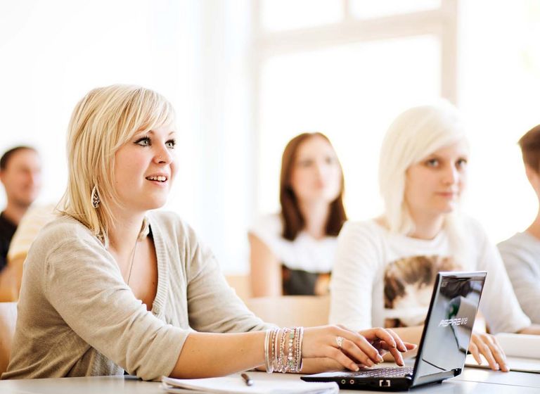 Gruppe Studierende in der Vorlesung im Hörsaal