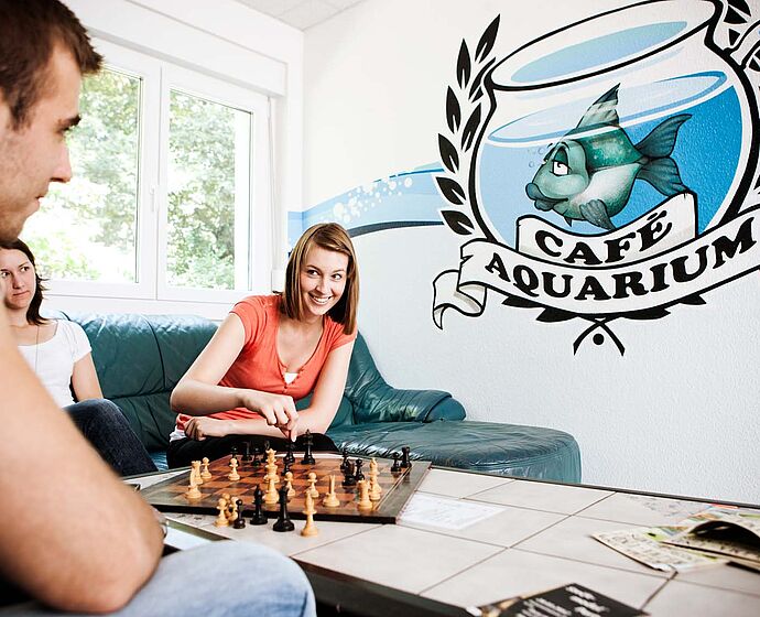 Gruppe Studierende im Cafe Aqua