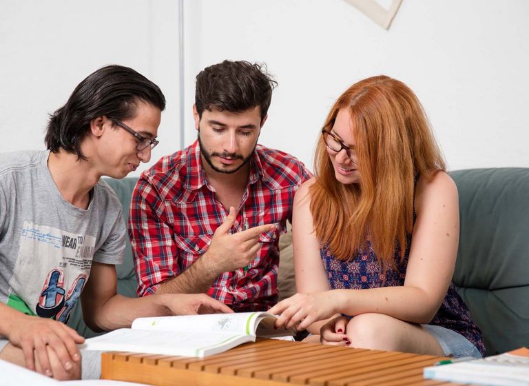 Gruppe Studierende unterhalten sich