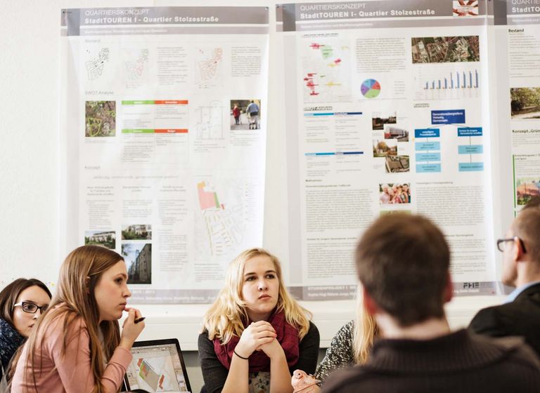 Studierende arbeiten 