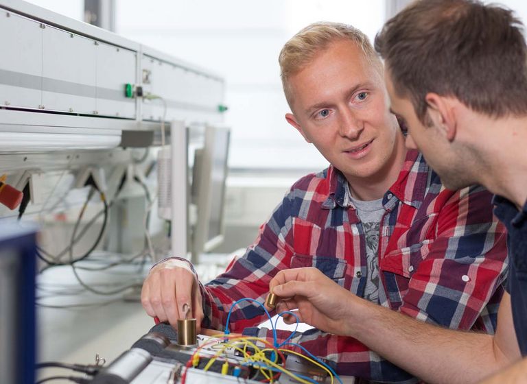 Studierende arbeiten im Labor 