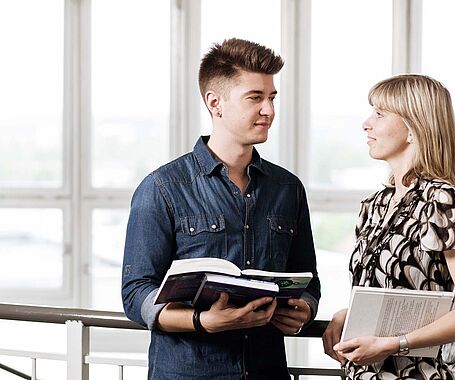Gruppe Studierende unterhalten sich