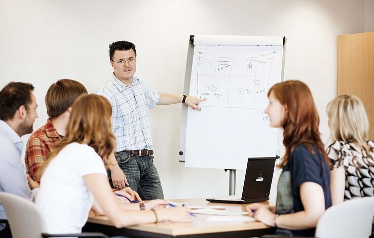 Studierende lernen in der Vorlesung 